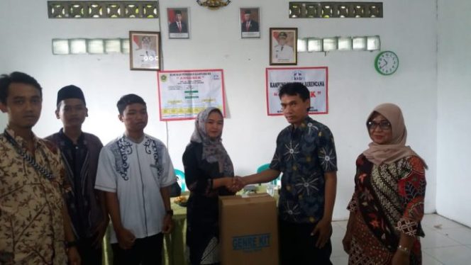 
					Kegiatan PKK Kampung KB dan Penyerahan Buku BKB Kit dan Genre Kit di Desa Cihowe
