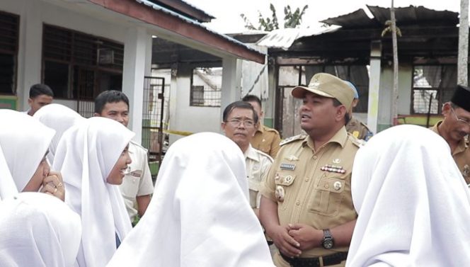 
					Wali Kota Tanjungbalai H,M,Syarial Kunjungi SMPN 6 Usai Kejadian Kebakaran