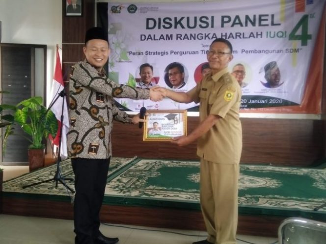 
					Ketua Apdesi Kec.Cibungbulang Terima Beasiswa Sarjana Kader Desa dari IUQI Leuwiliang Kab. Bogor