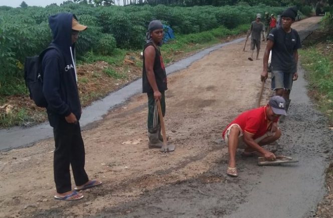 
					Pelebaran Jalan SDN Waru IV Kec. Parung Dengan Beton Kiri Kanan Bahu Jalan