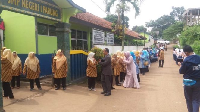 
					Pisah Sambut Kepsek SMPN 1 Parung Dari Iip Aripin Kepada Dede Kurnia Setia