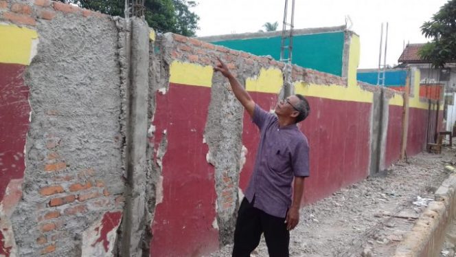
					SDN Jampang 05 Kec.Kemang Meski Mendapat Bantuan DAK Masih Butuhkan Bantuan Satu Kelas Saat ini Rusak  Berat