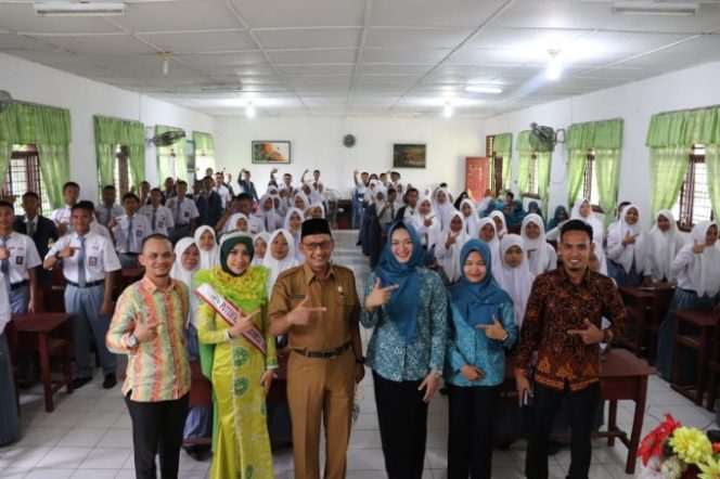 
					Ketua TP-PKK Tanjungbalai Saat Menjadi Pembina Upacara Di SMAN 1 Tanjungbalai 