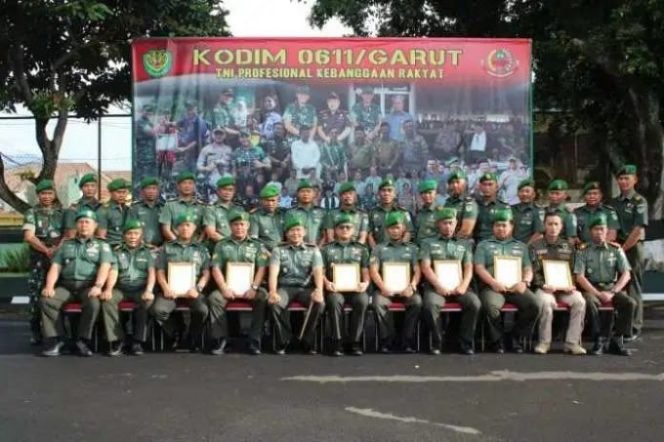 
					Dandim 0611/Garut Berikan Penghargaan Kepada 7 Prajurit TNI Berprestasi