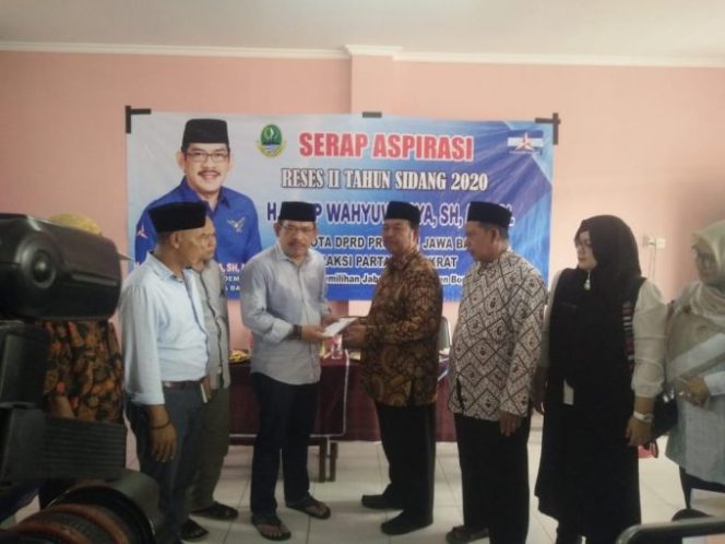 
					Reses II Tahun Sidang 2020,H.Asep Wahyu Wijaya.SH Kunjungi MI Nurul