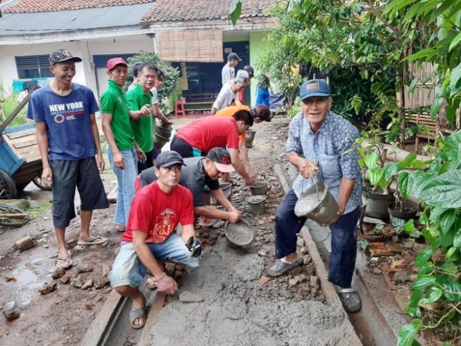Warga Gotong Royong Bangun Jaling di Rt 09 RW 03 Padurenan Cibinong