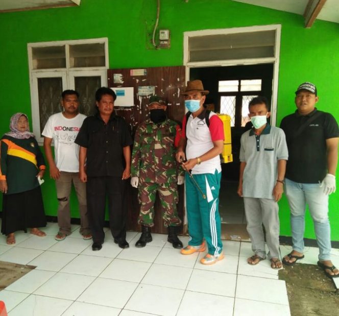 
					Pemdes Pinangsari Kec. Ciasem Semprotkan Cairan Disinfektan di Pemukiman Warga