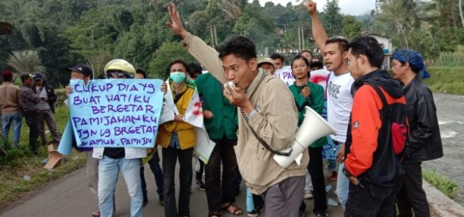 
					Aliansi Mahasiswa Untuk Kedaulatan Bersama Warga Pamijahan Menolak Drilling Star Energy