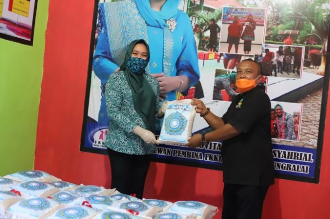 
					Ketua TP-PKK Beri Bantuan Keluarga Anak Disabilitas
