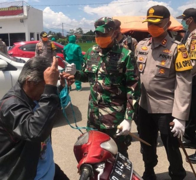 Tangkal Corona, Kapolres dan Dandim 0611 Garut Bagikan Masker Untuk Warga