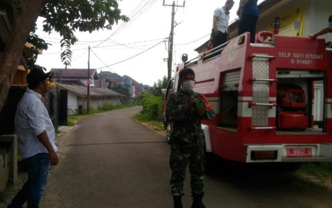 
					Kades Parakan Jaya Semangat Ikut Giat Penyemprotan Disinfektan Bersama Warga