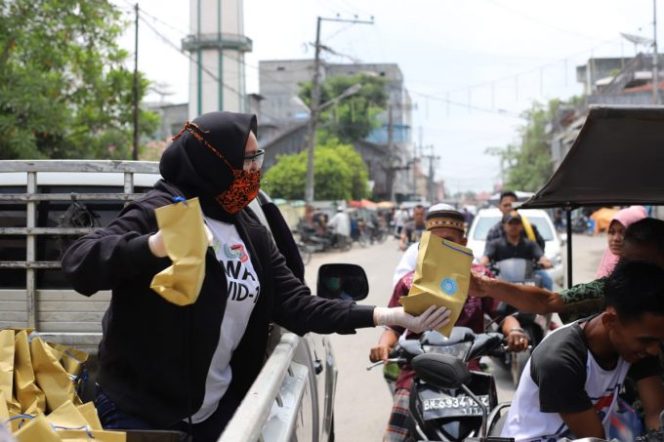 
					Ketua TP PKK Tanjungbalai Bagikan Makan Siang Gratis ke Warga Usai Sholat Jum’at