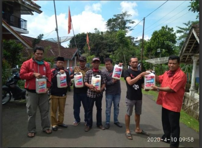 
					Ketua Fraksi PDIP, Anang Janur Berikan Disinfektan Dengan Dana Hasil Gotong Royong