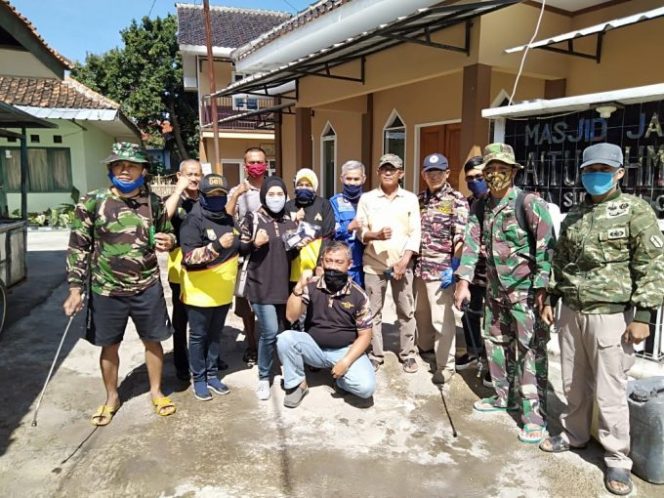 
					Kabiro SKU Expose Bersama KB FKPPI XI.01 Rayon Garut Kota Lakukan Penyemprotan Disinfektan Antisipasi Covid-19