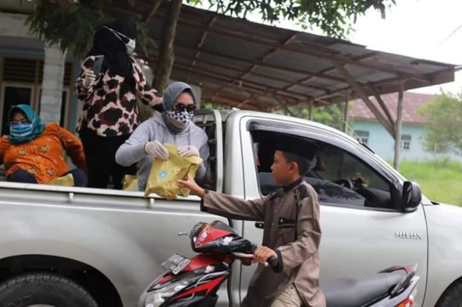 Jum’at Berkah, Ketua PKK Tanjungbalai Bagikan Nasi Bungkus Untuk Warga