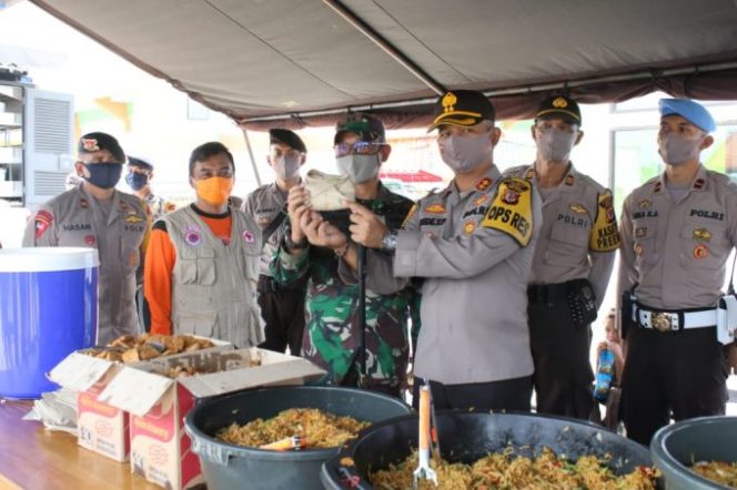 
					Sinergitas TNI-POLRI dan Pemerintah Laksanakan Dapur Umum
