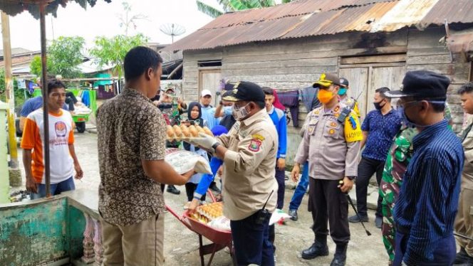 
					Wali Kota Tanjungbalai Bersama Forkopimda Serahkan Langsung Bantuan Sembako Kepada 6.021 KK di Enam Kecamatan