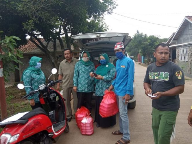
					Team PKK dan Posyandu Desa Cipeucang Laksanakan Gerakan Nasi Bungkus