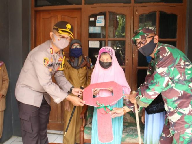 
					Kapolres dan Dandim 0611 Garut Berikan Bantuan Renovasi Rumah Ny Minah dan Paket Sembako