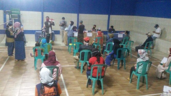 PT.Bank Mandiri Membagikan Kartu Sembako Kepada KPM di Desa Dayeuh Manggung Kec. Cilawu