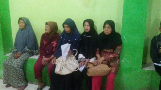 
					Abaikan Social Distancing, Warga Berdesakan Antre Kartu Sembako
