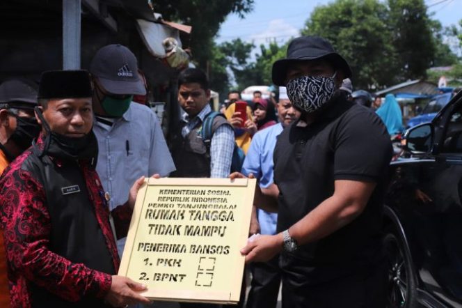 
					Agar Tepat Sasaran, Wali Kota Tanjungbalai Bersama Forkopimda Beri Tanda Rumah Warga Penerima Bantuan PKH dan BPNT