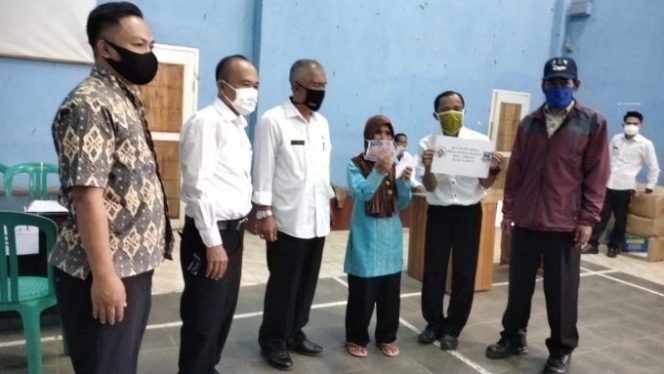 
					Kadis DPMPD Kab. Garut Hadiri Penyaluran BLT-DD Desa Karyamukti