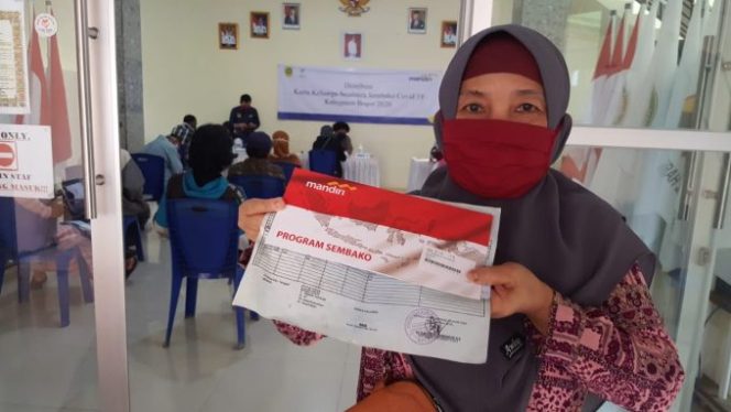 
					Warga Desa Kemang Kab. Bogor Terima Kartu Sembako Covid-19
