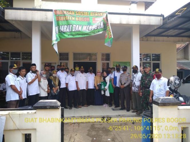 
					Kades Cihowe Wahyudin, Secara Dor tu Dor Bagikan Langsung Bantuan BLT Yang Terdampak Covid-19