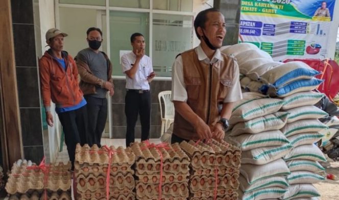 
					Desa Karyamukti Salurkan Sembako Kepada Warga Masyarakat Dalam Rangka Antisipasi Penanggulangan Covid-19