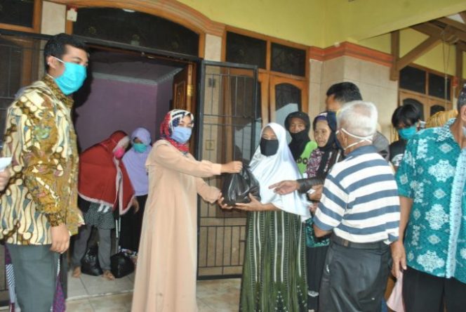 Peduli Dampak COVID-19, Paguyuban Peduli Lingkungan RW 03 dan Keluarga Besar “Burayot Emak Ijoh” Serahkan Bantuan Sembako Untuk Warga Kurang Mampu