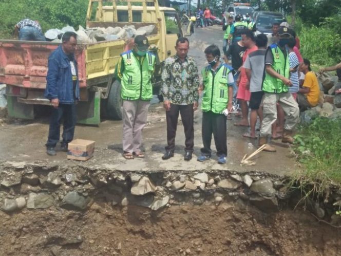 
					Jalan Menuju Pemakaman Taman Cuiling Desa Buana Jaya Kec. Tanjungsari Putus Total