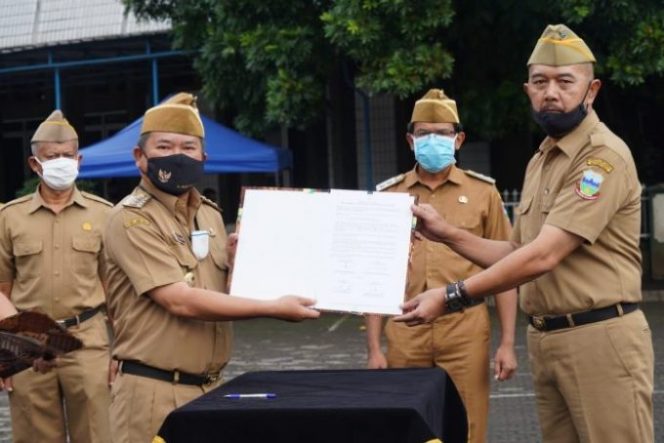 
					Bupati Melantik Zat Zat Munajat Pejabat Sekretaris Daerah Kabupaten Garut