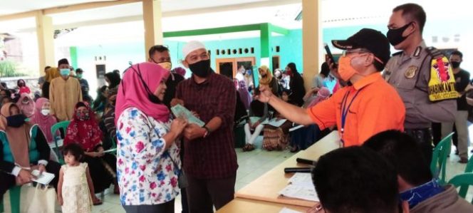 
					Penyaluran Dana Bantuan Sosial Tunai Kemensos di Kantor Desa Limus Nunggal