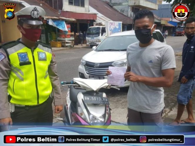 
					Polsek Kelapa Kampit Tegur Masyarakat Yang Tidak Kenakan Masker Saat Keluar Rumah