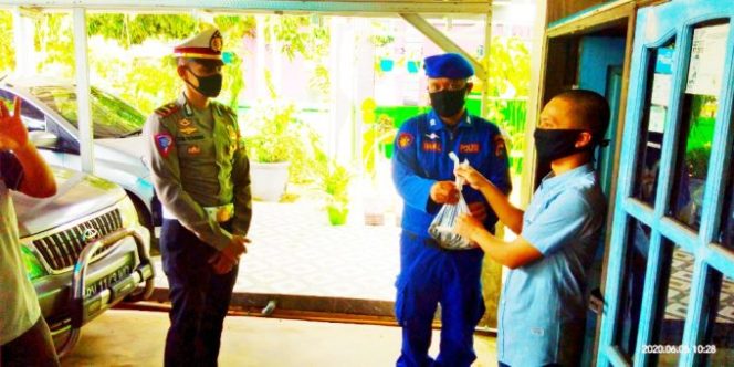 
					Polres Beltim Terapkan New Normal Dengan Menjalankan Ketahanan Pangan Membagikan Hasil Budidaya Lele