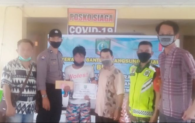 
					Kades Jangkar Asam Bagikan BLT Tahap ke Dua