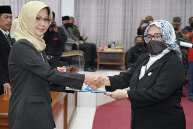 Mila Meliana Gantikan H. Dendi Hidayat Pada Pegucapan Sumpah Anggota DPRD Garut PAW Sisa Masa Jabatan 2019-2024