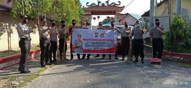 
					Polres Beltim Sinergitas Dengan TNI Koramil Manggar, Bhakti Sosial Bersih Rumah Ibadah Hari Bhayangkara Ke 74 Tahun