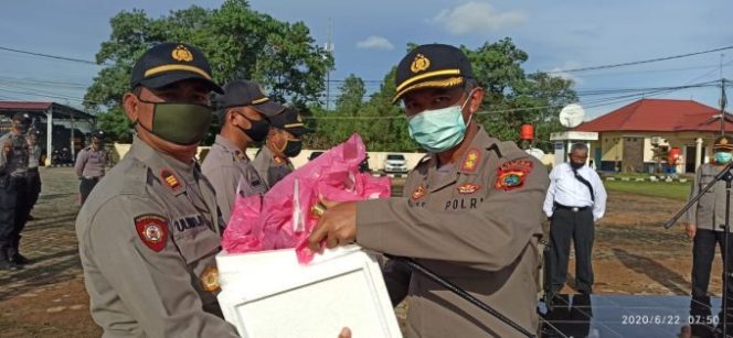 Peduli Kesehatan Dan Keamanan Anggota, Kapolres Beltim Bagikan Masker Dan Madu