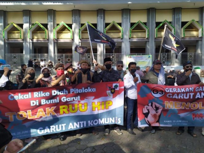 
					Ratusan Masyarakat Garut Melakukan Aksi Demo Tolak RUU  HIP