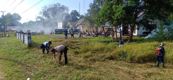 
					Bhabinkamtibmas Desa Lenggang Solid Bersama Perangkat Desa Persiapkan Lokasi Siaga KTM
