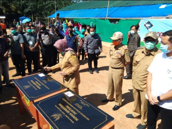 
					Bupati Bogor Serahkan 1.753 Unit Huntara Kepada Warga Yang Terkena Bencana Alam Sukajaya