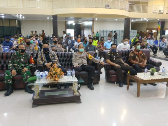 
					Polres Beltim dan Polsek Jajaran Kawal Distribusi Logistik Pilkades Serentak 2020