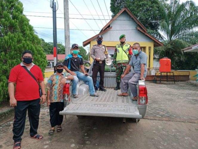 
					Bhabinkamtibmas Desa Mengkubang Himbau Masyarakat Tertib Protokol Kesehatan Saat Pencoblosan Pilkades
