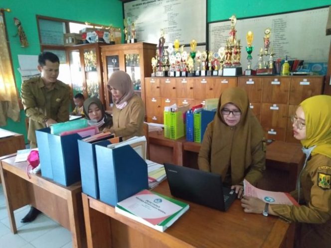 
					Guru SDN Bojongsari Kalibunder Berkarya Tanpa Batas Waktu