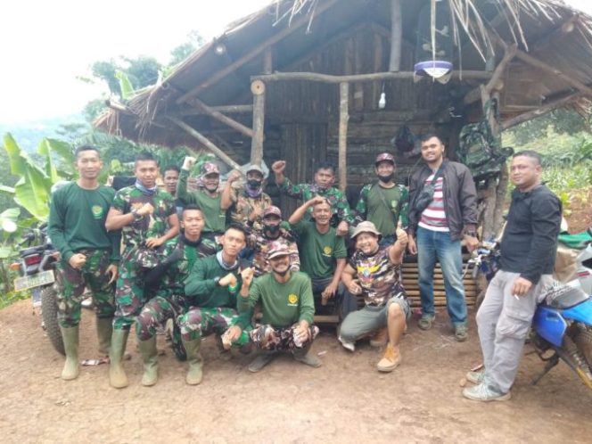 
					Anggota KB FKPPI XI.05 Rayon Cibatu Membantu Satgas TMMD Reguler ke-108