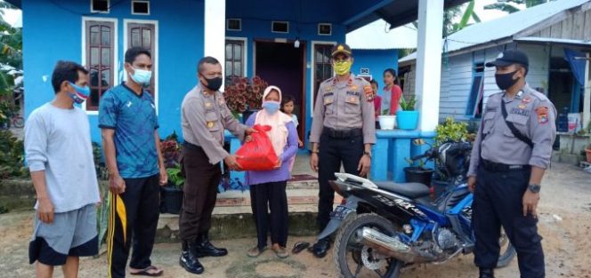 
					Kapolsek Dendang Bersama BKO Polres Beltim Salurkan Bantuan Sosial ke Warga Desa Tanjung Kelumpang
