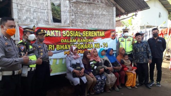 
					Peringati Bhayangkara Ke-74, Sat Lantas Polres Garut dan Jajaran Polsek Cilawu Gelar Baksos Bagikan Paket Sembako