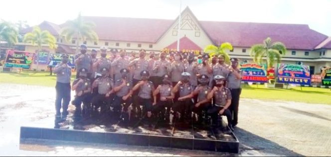 
					Kapolres Beltim Sematkan Kenaikan Pangkat Untuk 18 Personilnya